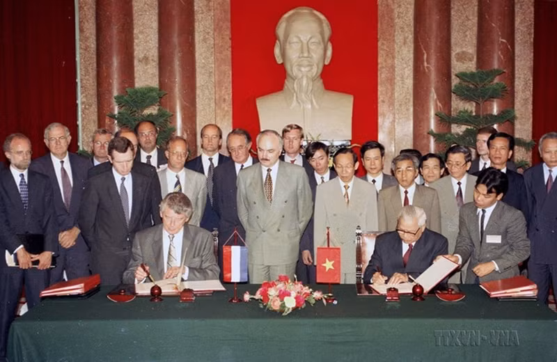 El 12 de junio de 1995, en Hanói, los primeres ministros de Vietnam, Vo Van Kiet, y de los Países Bajos, Wim Kok, firman la Declaración Conjunta de Intenciones sobre el fortalecimiento de la cooperación entre los dos países.