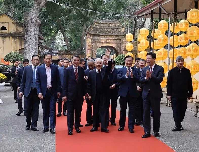 Phu Trong y sus acompañantes llegan al recinto. Phu Trong y sus acompañantes llegan al recinto.