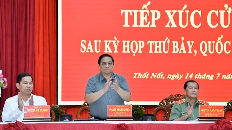 El primer ministro de Vietnam, Pham Minh Chinh (de pie), en la reunión. (Fotografía: VNA)