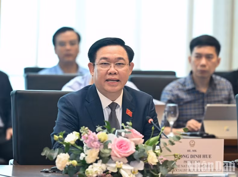 El presidente de la Asamblea Nacional, Vuong Dinh Hue, da palabras inaugurales del encuentro.