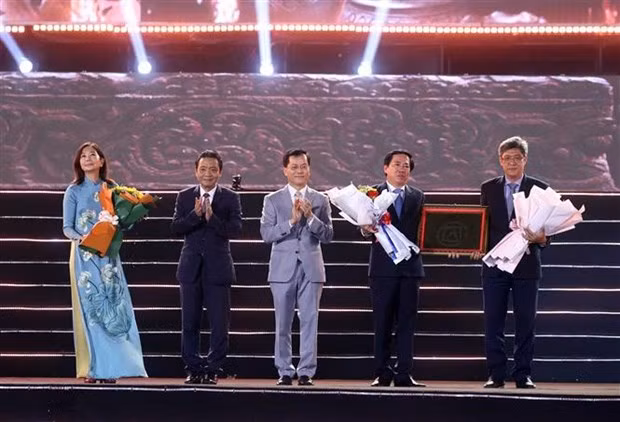 Representantes de las provincias de Ninh Thuan y Binh Thuan recibieron el certificado de la Unesco que reconoce el arte de la cerámica de la etnia de Cham en la Lista del Patrimonio Cultural Inmaterial que requiere medidas urgentes de salvaguardia. (Fotografía: VNA)