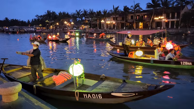 Al oír hablar del farolillo, muchos vietnamitas piensan enseguida en las calles engalanadas con farolillos coloridos en Hoi An. Al oír hablar del farolillo, muchos vietnamitas piensan enseguida en las calles engalanadas con farolillos coloridos en Hoi An.
