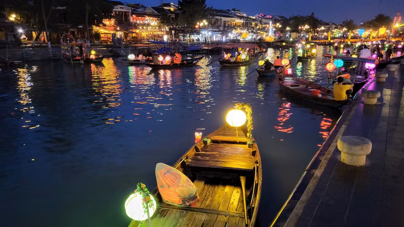 Las noches de farolillos, normalmente de las 18:00 a las 22:00 el 1 y el 15 del mes lunar, maravillan a los visitantes al casco antiguo de Hoi An, declarada Patrimonio de la Humanidad por la Unesco. Las noches de farolillos, normalmente de las 18:00 a las 22:00 el 1 y el 15 del mes lunar, maravillan a los visitantes al casco antiguo de Hoi An, declarada Patrimonio de la Humanidad por la Unesco.