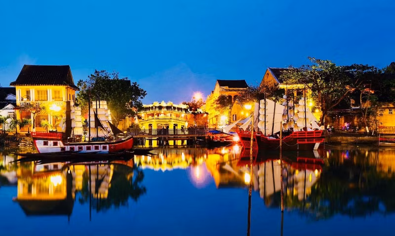 De un objeto ordinario, el farolillo pasó a ser un símbolo de vitalidad perpetua y una marca de la ciudad patrimonial vietnamita. De un objeto ordinario, el farolillo pasó a ser un símbolo de vitalidad perpetua y una marca de la ciudad patrimonial vietnamita.
