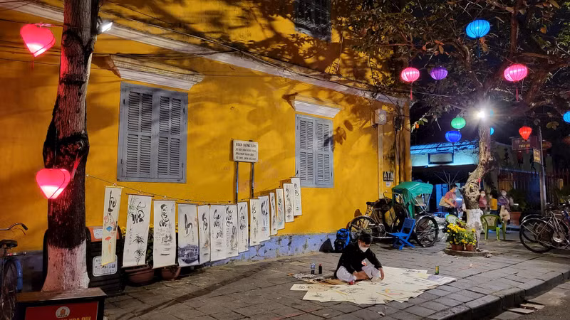Las armazones de los farolillos tradicionales de Hoi An están hechos de bambú y cubiertos de tela. Las armazones de los farolillos tradicionales de Hoi An están hechos de bambú y cubiertos de tela.