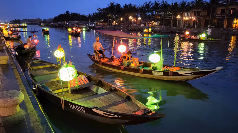 Este espectáculo nocturno no habría sido posible sin la dedicación del artesano Huynh Van Ba, pionero en la restauración de los farolillos que se utilizaron hace cientos de años, cuando Hoi An era un bullicioso puerto comercial. Este espectáculo nocturno no habría sido posible sin la dedicación del artesano Huynh Van Ba, pionero en la restauración de los farolillos que se utilizaron hace cientos de años, cuando Hoi An era un bullicioso puerto comercial.