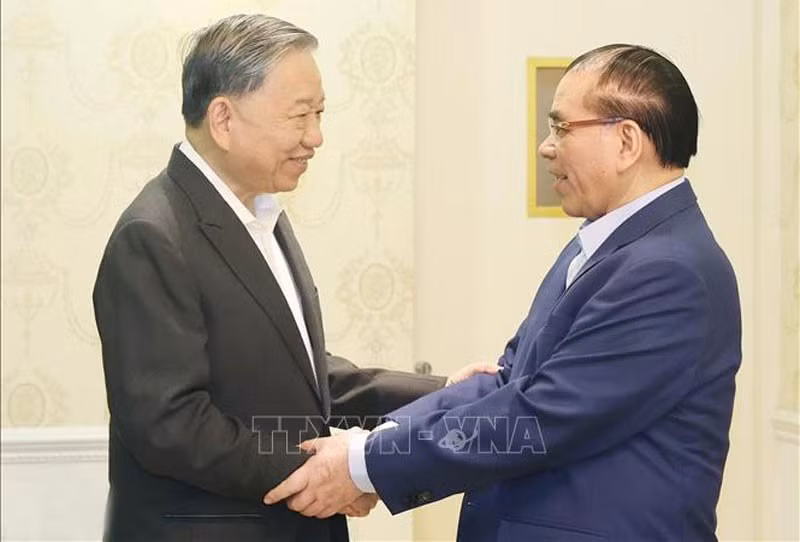 El secretario general del Partido Comunista de Vietnam, To Lam (izquierda), visita al exsecretario general de la fuerza partidista Nong Duc Manh en ocasión del Tet. (Fotografía: VNA)