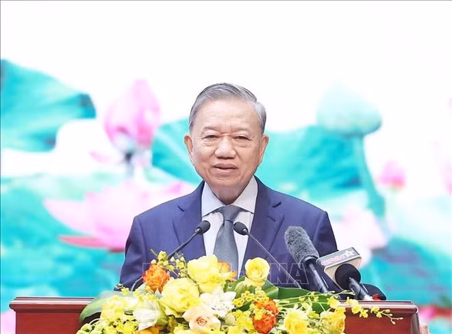 El secretario general del Partido Comunista de Vietnam, To Lam, habla en un evento conmemorativo al 80 aniversario de la fundación del Ejército Popular de Vietnam (22 de diciembre de 1944) y los 35 años del Día de Defensa de todo el pueblo (22 de diciembre de 1989). (Fotografía: VNA) El secretario general del Partido Comunista de Vietnam, To Lam, habla en un evento conmemorativo al 80 aniversario de la fundación del Ejército Popular de Vietnam (22 de diciembre de 1944) y los 35 años del Día de Defensa de todo el pueblo (22 de diciembre de 1989). (Fotografía: VNA)