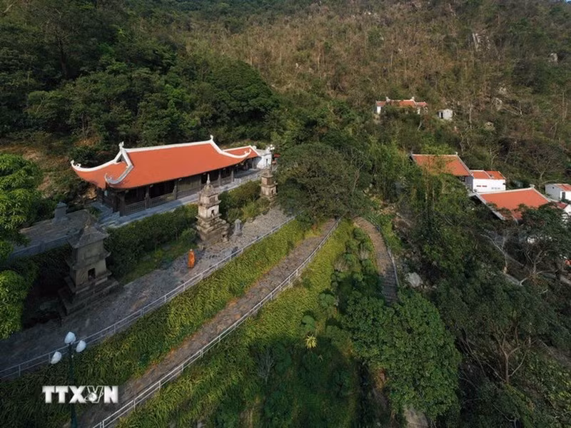 Ngoa Van es un lugar donde se guardan muchos vestigios históricos sagrados relacionados con los últimos días de la vida religiosa del rey-monje Tran Nhan Tong.