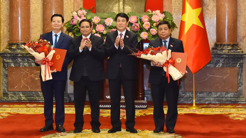 El presidente de Vietnam, Luong Cuong, y el primer ministro del país, Pham Minh Chinh, felicitan a los vicepremieres Mai Van Chinh y Nguyen Chi Dung. (Fotografía: Nhan Dan)