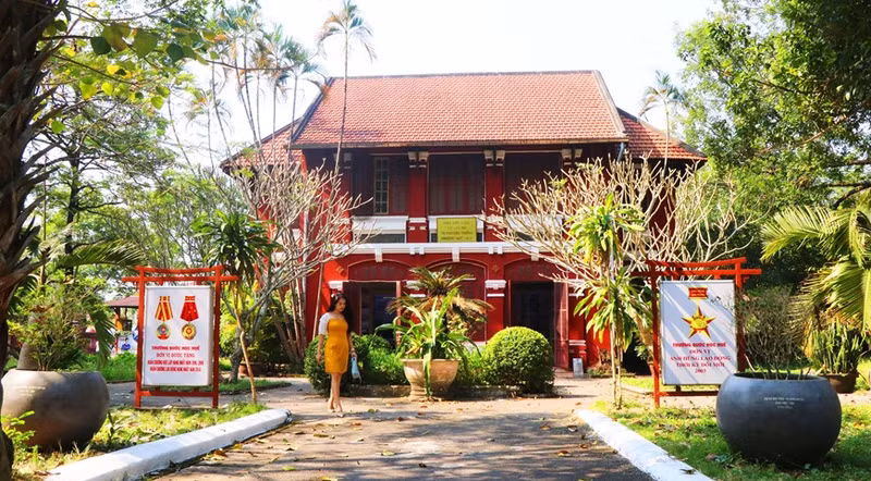 La escuela presenta una arquitectura clásica francesa combinada con decoraciones que tienen una fuerte influencia oriental. La escuela presenta una arquitectura clásica francesa combinada con decoraciones que tienen una fuerte influencia oriental.