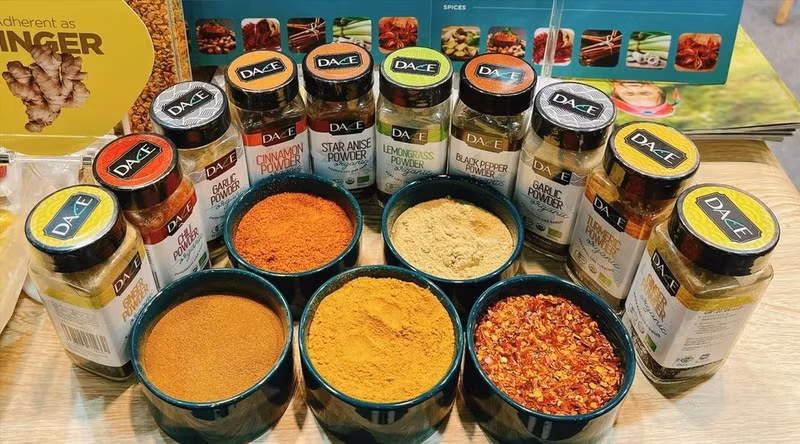 Especias de la empresa DACE en exhibición en una feria agrícola en Europa.