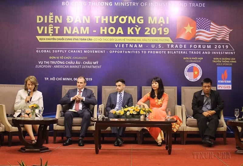 El Foro comercial Vietnam-Estados Unidos, con el tema “Cambio en la cadena de suministro global: oportunidades para promover las relaciones bilaterales de comercio e inversión”, tuvo lugar el 6 de septiembre de 2019, en Ciudad Ho Chi Minh. (Fotografía: VNA)