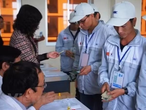 Vietnamitas hacen trámites para ir a trabajar a Corea del Sur. (Fotografía: VNA)