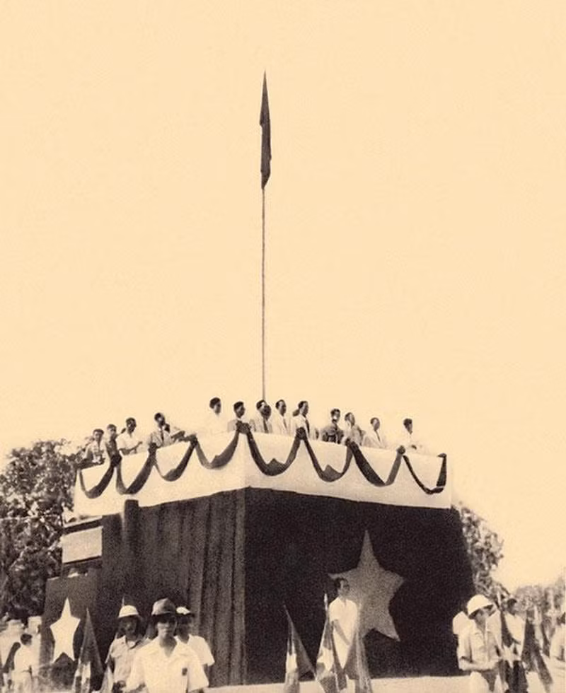 El presidente de la República Democrática de Vietnam, Ho Chi Minh, lee la Declaración de Independencia en la plaza de Ba Dinh, Hanói, el 2 de septiembre de 1945. (Fotografía: Museo de Ho Chi Minh)