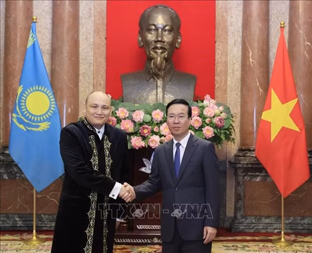 El presidente de Vietnam, Vo Van Thuong, y el embajador kazajo en Vietnam, Kanat Tumysh. (Fotografía: VNA) El presidente de Vietnam, Vo Van Thuong, y el embajador kazajo en Vietnam, Kanat Tumysh. (Fotografía: VNA)