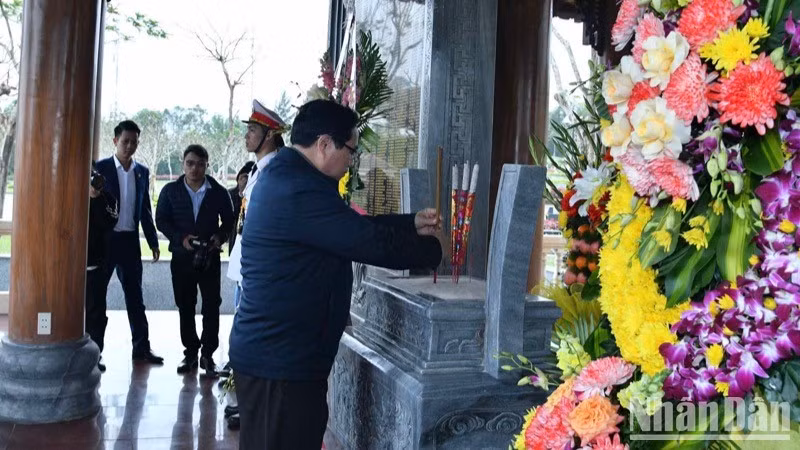El primer ministro coloca inciensos en la estela que lleva grabada información sobre los combatientes oriundos de la provincia de Thanh Hoa caídos en la lucha de resistencia en Quang Nam.