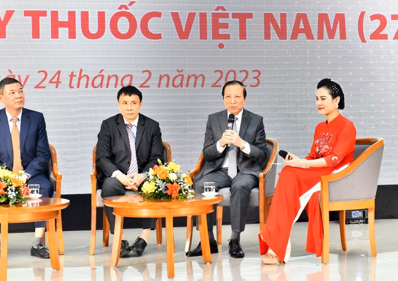El Médico del Pueblo Do Tat Cuong, director general adjunto y presidente del Consejo Consultivo Clínico del sistema médico Vinmec.
