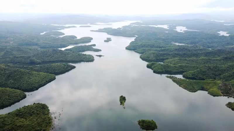 El lago Ta Dung se extiende hasta la ciudad de Bao Loc, provincia de Lam Dong, y siempre goza de un clima fresco y agradable durante todo el año.