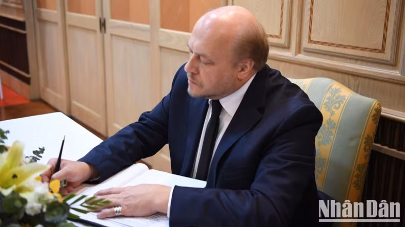 El embajador de Rusia en Tailandia, Evgeny Tomikhin, firma el libro de condolencias.