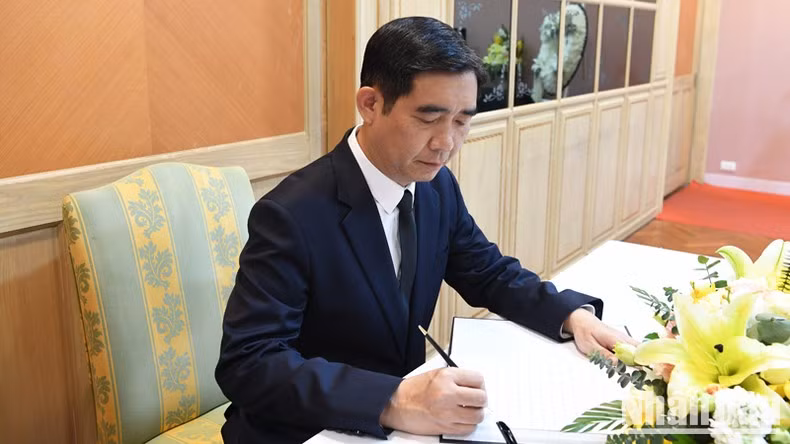 El embajador de Vietnam en Tailandia, Pham Viet Hung, escribe en el libro de condolencias.