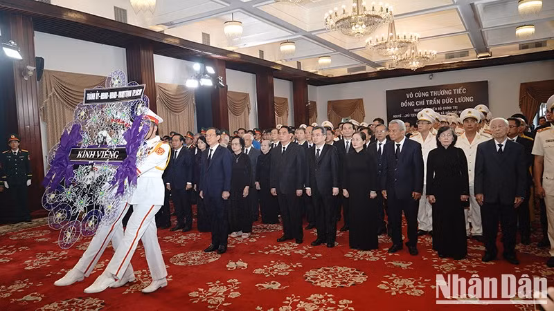 La delegación del Comité del Partido, el Consejo Popular, el Comité Popular y el Frente de la Patria de Vietnam en Ciudad Ho Chi Minh asiste a la ceremonia. (Fotografía: Nhan Dan)