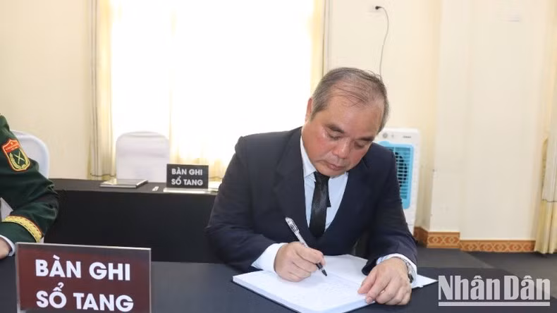 Tran Hoang Tuan, miembro de la Junta Permanente del Comité del Partido en Quang Ngai y vicepresidente permanente del Comité Popular de la provincia, firma el libro de condolencias. Tran Hoang Tuan, miembro de la Junta Permanente del Comité del Partido en Quang Ngai y vicepresidente permanente del Comité Popular de la provincia, firma el libro de condolencias.