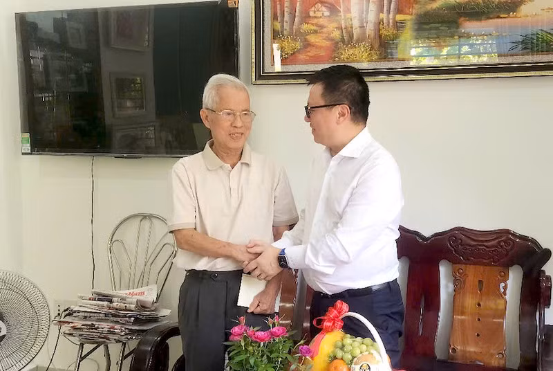 El compañero Le Quoc Minh visita a Ho Duy Le, redactor jefe del periódico Quang Nam de 1997 a 2005. (Fotografía: Nhan Dan)