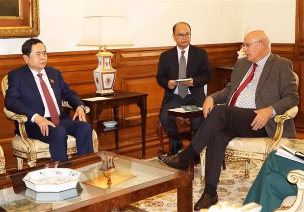 El vicepresidente permanente de la Asamblea Nacional de Vietnam, Tran Thanh Man, y el titular de la Asamblea de Portugal, Augusto Santos Silva. (Fotografía: VNA)