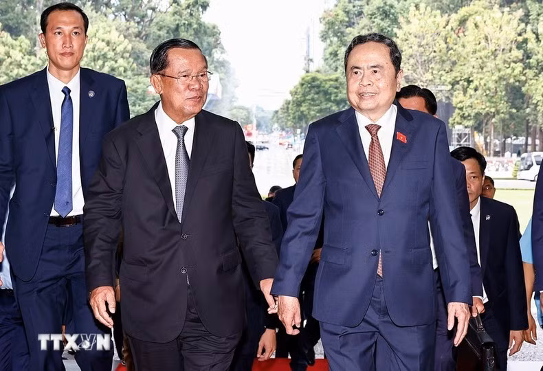 El presidente de la Asamblea Nacional de Vietnam, Tran Thanh Man, y el presidente del Partido Popular de Camboya, Hun Sen. El presidente de la Asamblea Nacional de Vietnam, Tran Thanh Man, y el presidente del Partido Popular de Camboya, Hun Sen.