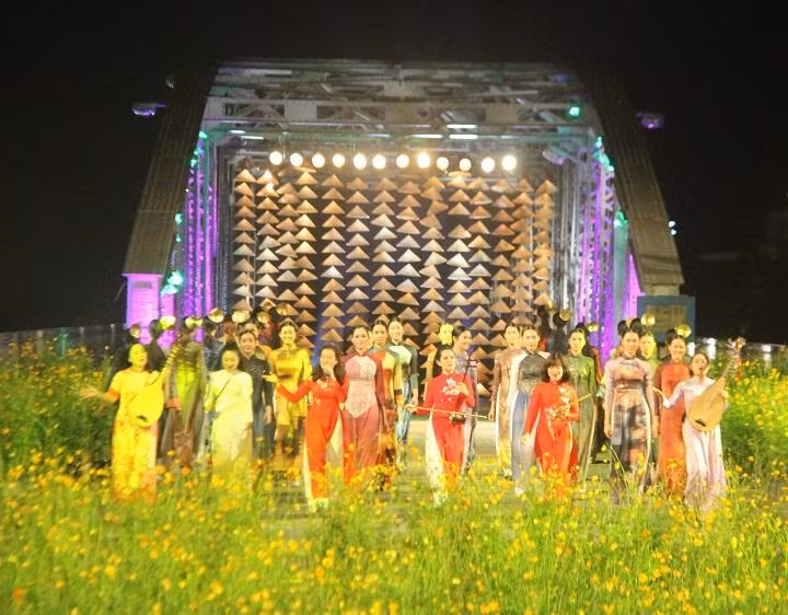 Desfile de la túnica vietnamita 'Ao dai' en un Festival de Oficios Tradicionales de Hue. (Fotografía: bvhttdl.gov.vn)