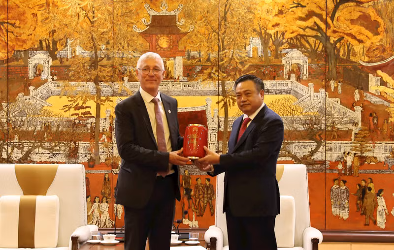 Entrega de un regalo de recuerdo al vicealcalde de Toulouse, Jean-Claude Dardelet. (Fotografía: hanoimoi.com.vn)