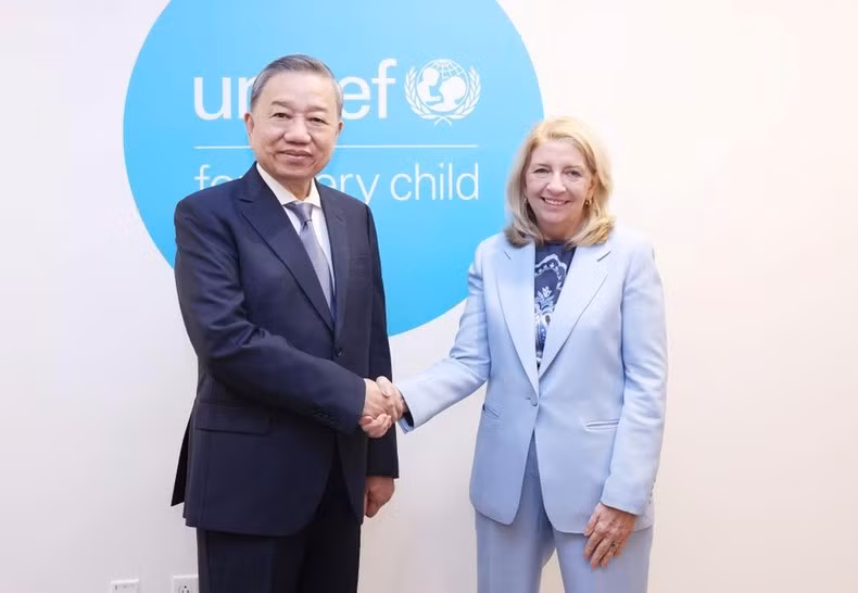 El secretario general del Partido Comunista de Vietnam y presidente del país, To Lam, recibido por la directora ejecutiva del Unicef, Catherine M.Russell.