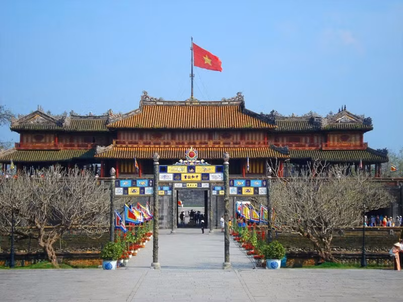 La bandera nacional ondea en la Ciudadela Imperial de Hue, en la central provincia central de Thua Thien-Hue. (Fotografía: Tuoi Tre Thu Do) La bandera nacional ondea en la Ciudadela Imperial de Hue, en la central provincia central de Thua Thien-Hue. (Fotografía: Tuoi Tre Thu Do)