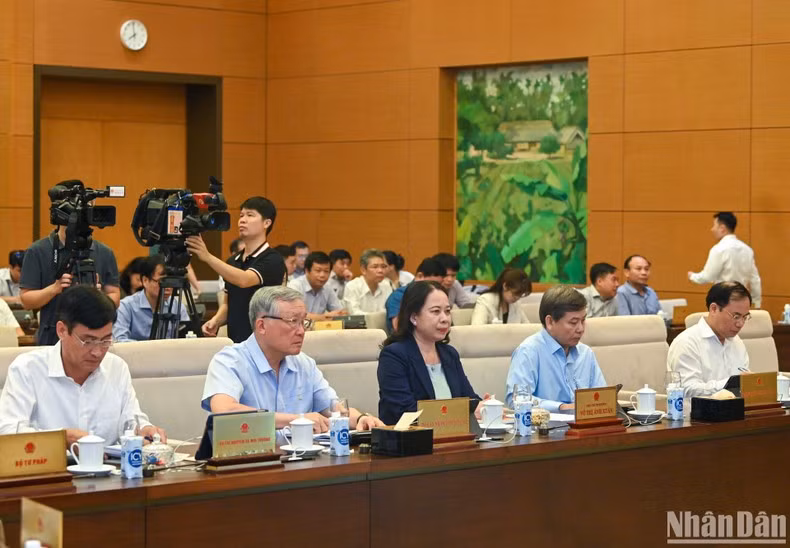 La vicepresidenta del país, Vo Thi Anh Xuan; el presidente del Tribunal Popular Supremo, Nguyen Hoa Binh; el presidente de la Fiscalía Popular Suprema, Le Minh Tri, y otros delegados a la sesión.