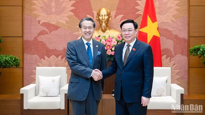 El presidente de la Asamblea Nacional de Vietnam, Vuong Dinh Hue (derecha), recibe a Maeda Tadashi, asesor especial del Gabinete de Japón y gobernador del Banco Japonés para la Cooperación Internacional. (Fotografía: Nhan Dan)