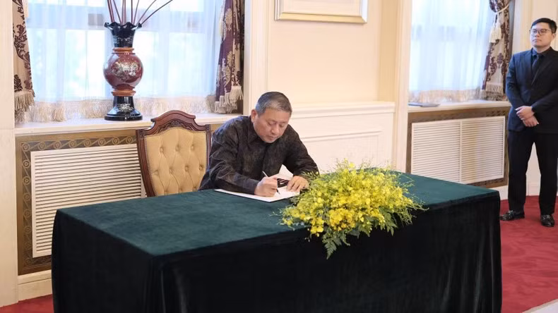 El embajador de Singapur en China firma el libro de condolencias. El embajador de Singapur en China firma el libro de condolencias.