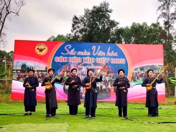 Una actuación artística en ocasión del Día de la Cultura de los Grupos Étnicos Vietnamitas en la aldea. (Fotografía: sovhtt.hanoi.gov.vn)