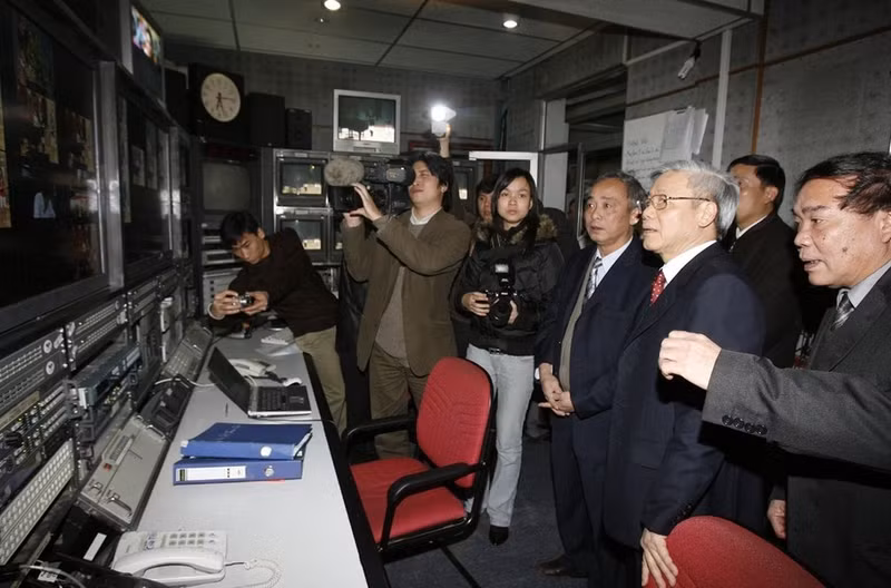 El presidente de la Asamblea Nacional de Vietnam, Nguyen Phu Trong, visita el Centro Técnico de Producción de Programas de la Televisión de Vietnam (Hanói, el 6 de febrero de 2008). El presidente de la Asamblea Nacional de Vietnam, Nguyen Phu Trong, visita el Centro Técnico de Producción de Programas de la Televisión de Vietnam (Hanói, el 6 de febrero de 2008).