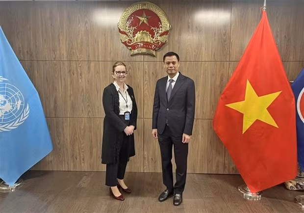 El embajador Dang Hoang Giang, jefe de la misión permanente de Vietnam ante las Naciones Unidas, y la directora del Organismo de Obras Públicas y Socorro de las Naciones Unidas para los Refugiados de Palestina en el Cercano Oriente, Greta Gunnarsdottir. (Fotografía: VNA)