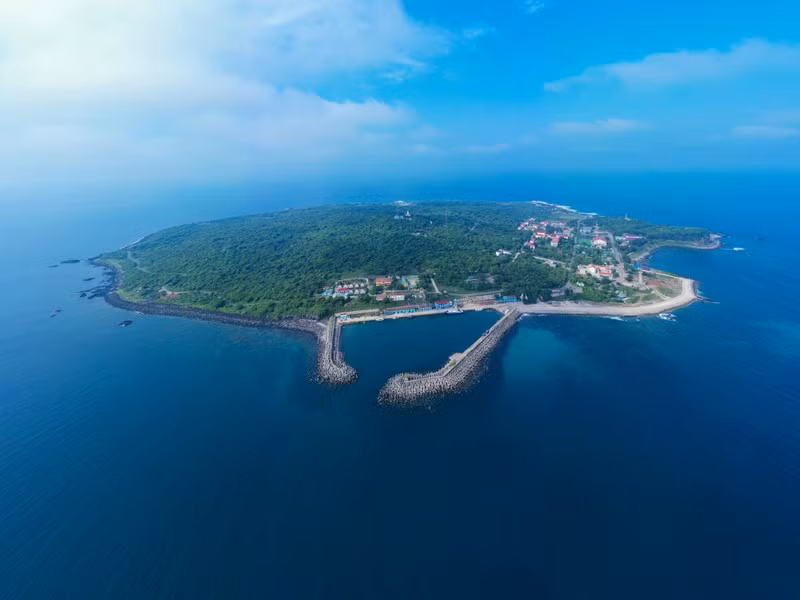 Aunque su área no es grande, Con Co tiene una posición estratégica importante cerca de la entrada sur del Golfo de Tonkín. Aunque su área no es grande, Con Co tiene una posición estratégica importante cerca de la entrada sur del Golfo de Tonkín.