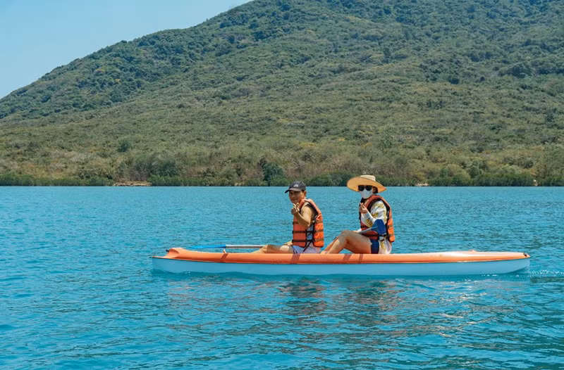 Turistas navegan en canoa por el manglar de Dam Bay, en la bahía de Nha Trang de la provincia vietnamita de Khanh Hoa.