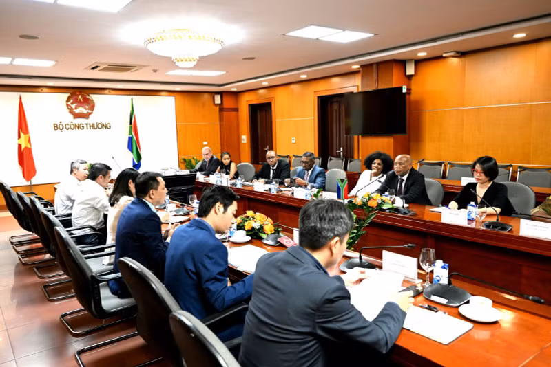 En la reunión. (Fotografía: moit.gov.vn)