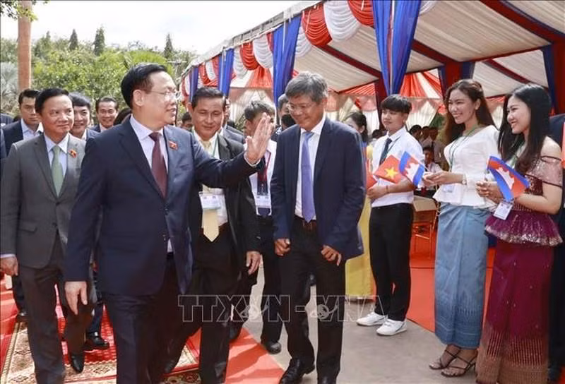 El presidente de la Asamblea Nacional de Vietnam, Vuong Dinh Hue, saluda a ejecutivos y empleados de la fábrica.