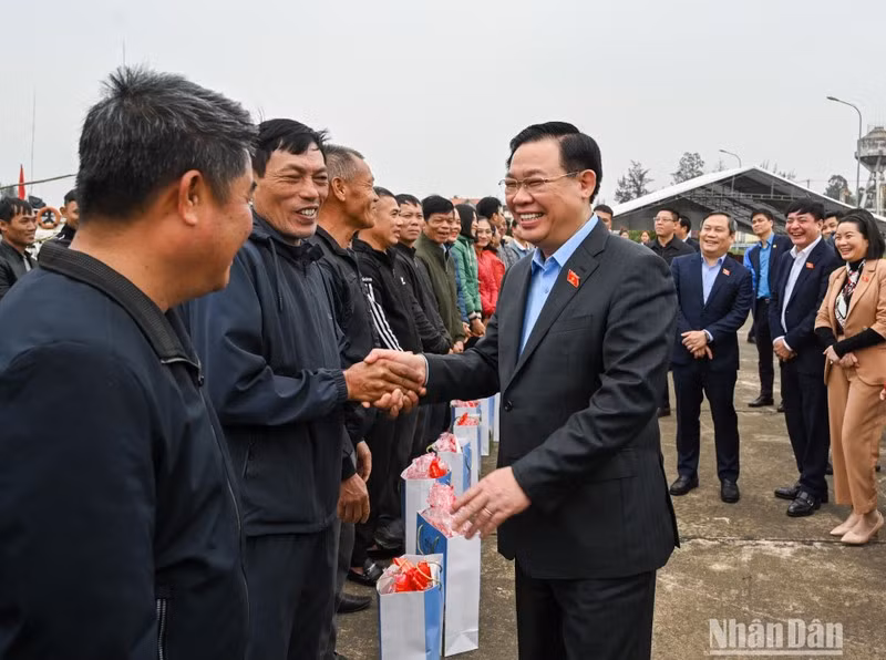 Dinh Hue y sus acompañantes reparten regalos por el Tet en el muello de Cua Phu, en la ciudad de Dong Hoi. Dinh Hue y sus acompañantes reparten regalos por el Tet en el muello de Cua Phu, en la ciudad de Dong Hoi.