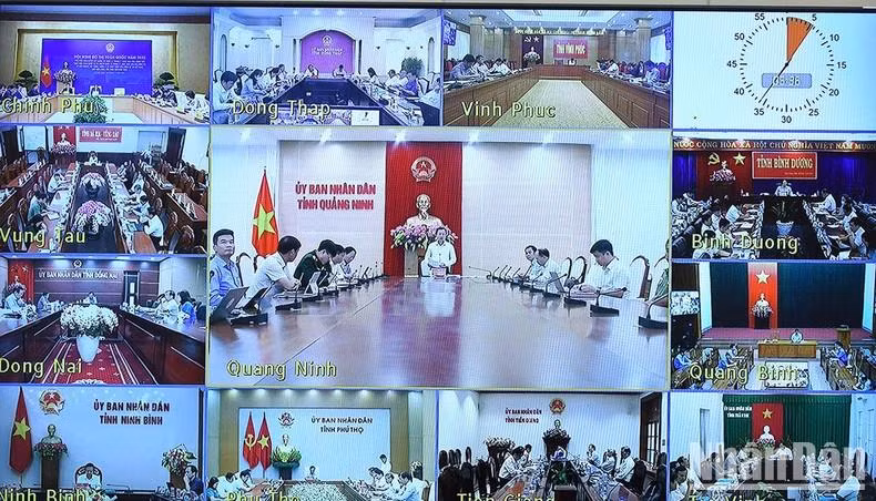 El simposio tuvo lugar en la sede del Gobierno, en Hanói, y fue transmitido en directo a los Comités Populares de las provincias y los cinco municipios de primer nivel de división administrativa.