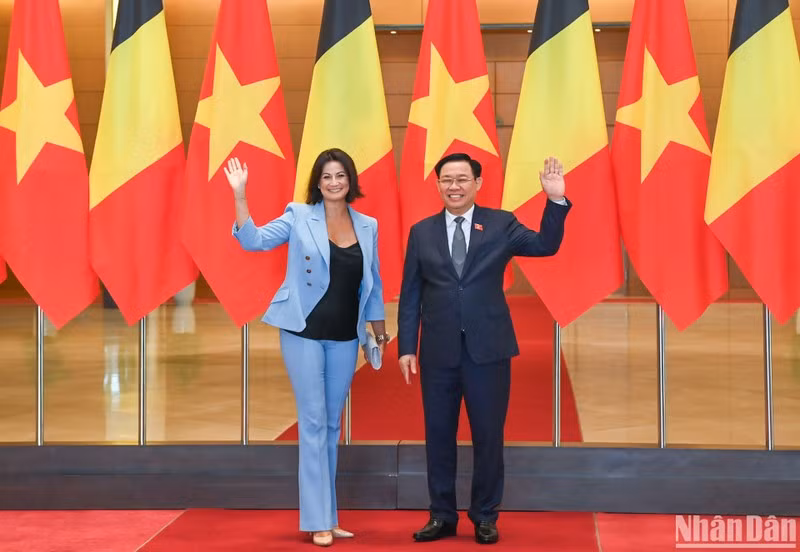 El presidente de la Asamblea Nacional de Vietnam, Vuong Dinh Hue, y la presidenta del Senado belga, Stéphanie D´Hose. (Fotografía: Nhan Dan)