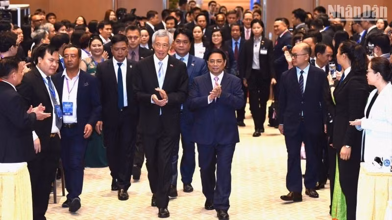 El primer ministro de Vietnam, Pham Minh Chinh, y su homólogo de Singapur, Lee Hsien Loong, asisten a la cita. (Fotografía: Nhan Dan)
