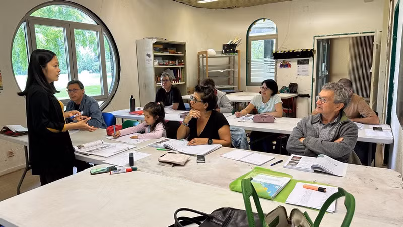 En una clase del idioma vietnamita en Burdeos. (Fotografía: VNA)