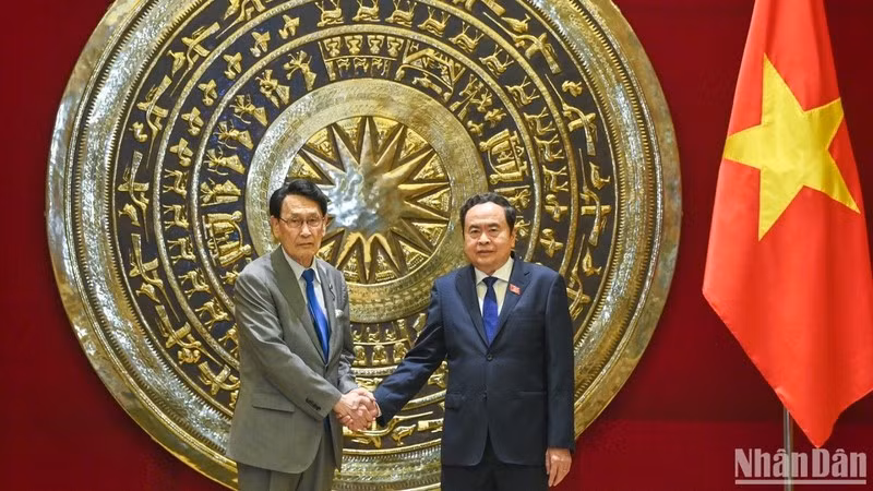 El presidente de la Asamblea Nacional de Vietnam, Tran Thanh Man, recibe a Tokai Kisaburo, miembro de la Cámara de Representantes y jefe del Consejo de Investigación de Políticas del Partido Liberal Democrático de Japón. El presidente de la Asamblea Nacional de Vietnam, Tran Thanh Man, recibe a Tokai Kisaburo, miembro de la Cámara de Representantes y jefe del Consejo de Investigación de Políticas del Partido Liberal Democrático de Japón.